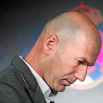Zidane, en la sala de Prensa del Bernabéu durante su nueva presentación / Ap