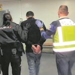 Dos agentes trasladan al presunto asesino que descuartizó a su novia en Alcalá de Henares / Policía Nacional