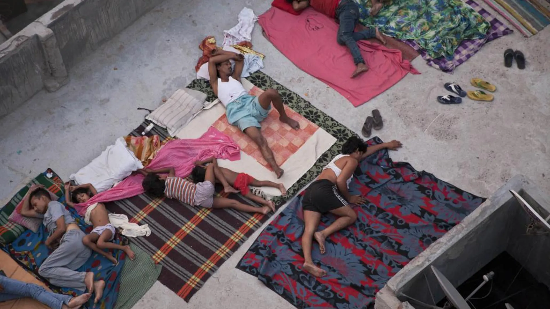 Vecinos durmiendo en el suelo por una ola de calor en la India en 2015