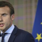 Emmanuel Macron atiendo a los medios tras presentar su dimisión como ministro de Economía de Francia.
