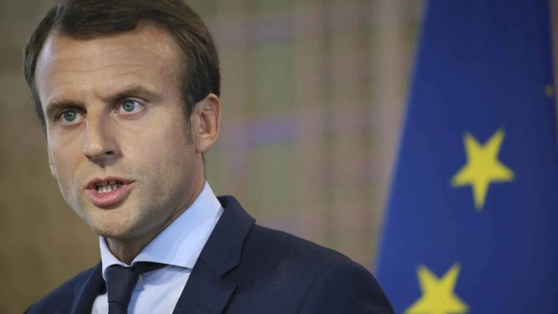 Emmanuel Macron atiendo a los medios tras presentar su dimisión como ministro de Economía de Francia.