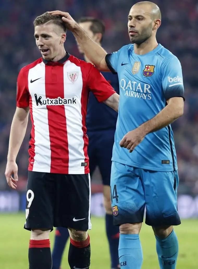 Los jugadores del Athletic de Bilbao, Iker Muniain (i) y del F. C. Barcelona, el argentino Javier Mascherano.