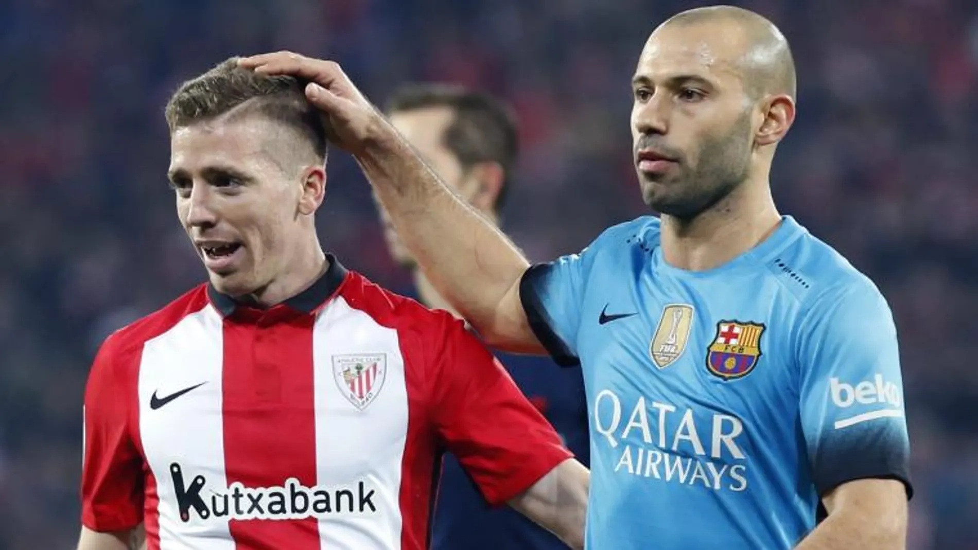 Los jugadores del Athletic de Bilbao, Iker Muniain (i) y del F. C. Barcelona, el argentino Javier Mascherano.