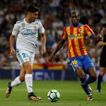 Asensio se perfila para el disparo en la jugada del primer gol