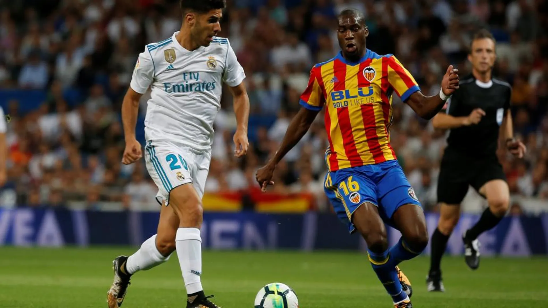 Asensio se perfila para el disparo en la jugada del primer gol