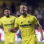 El delantero del Villarreal Roberto Soldado celebra su gol, primero del equipo