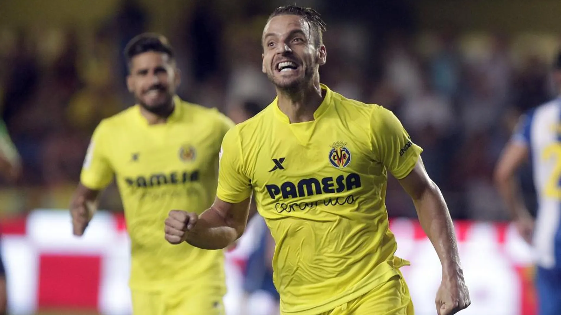 El delantero del Villarreal Roberto Soldado celebra su gol, primero del equipo