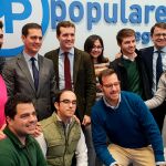 Foto de familia de Pablo Casado, Fernández Mañueco, Paloma Sanz y Pablo Pérez Coronado con jóvenes del partido en Segovia