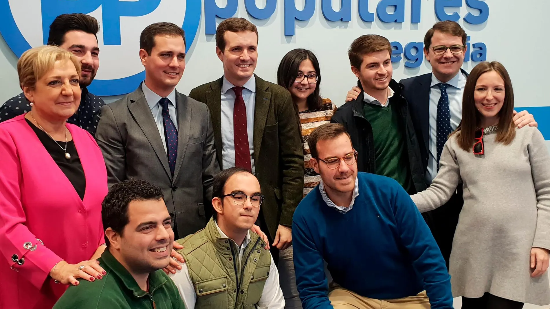 Foto de familia de Pablo Casado, Fernández Mañueco, Paloma Sanz y Pablo Pérez Coronado con jóvenes del partido en Segovia