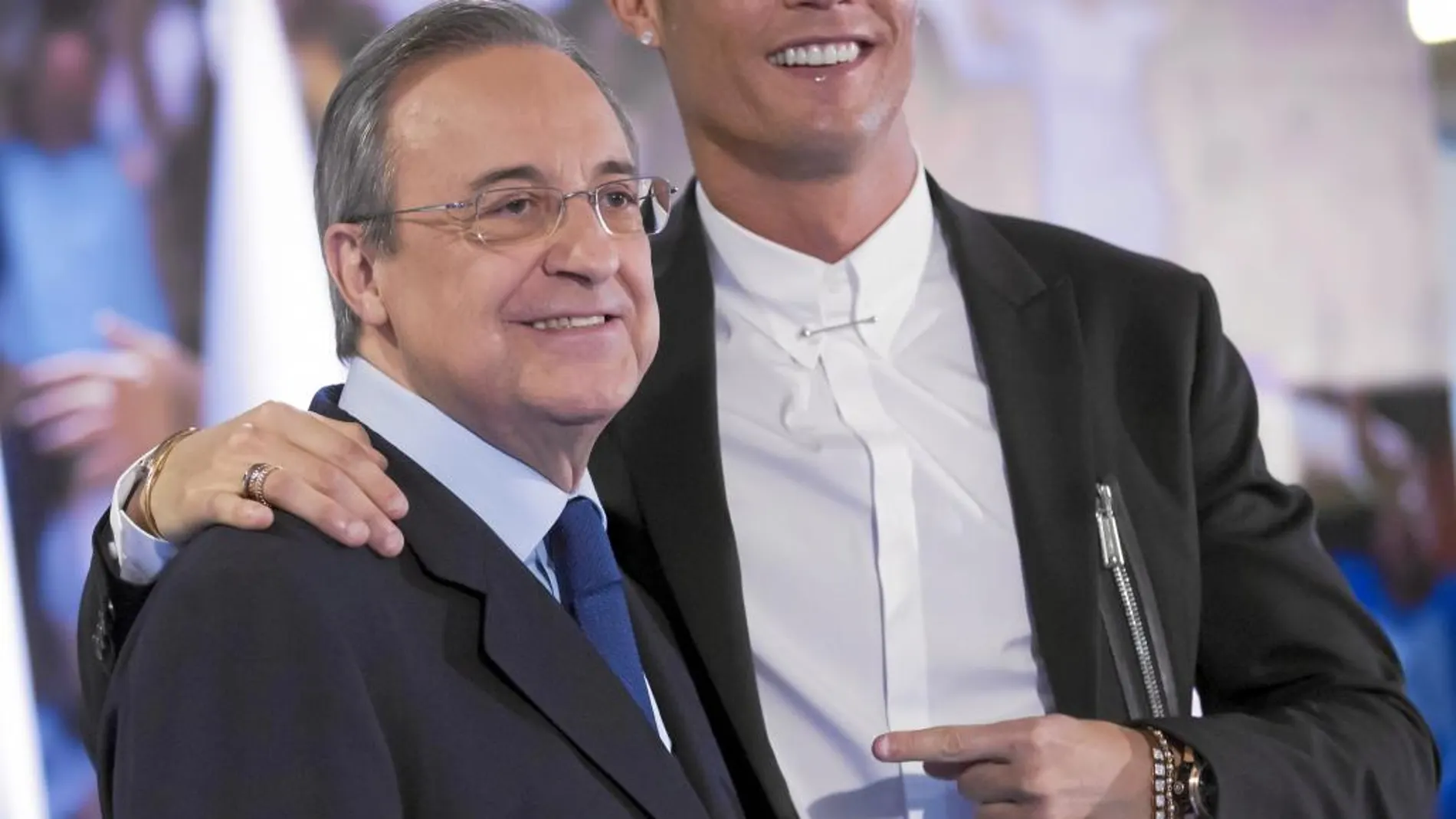 El portugués, al lado del presidente del Real Madrid, Florentino Pérez