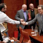 Artur Mas saludando al diputado de la CUP, Benet Salellas, al concluir a su comparecencia en el Parlament