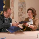 El consejero de Educación, Fernando Rey, firma el convenio con Isabel Oriol