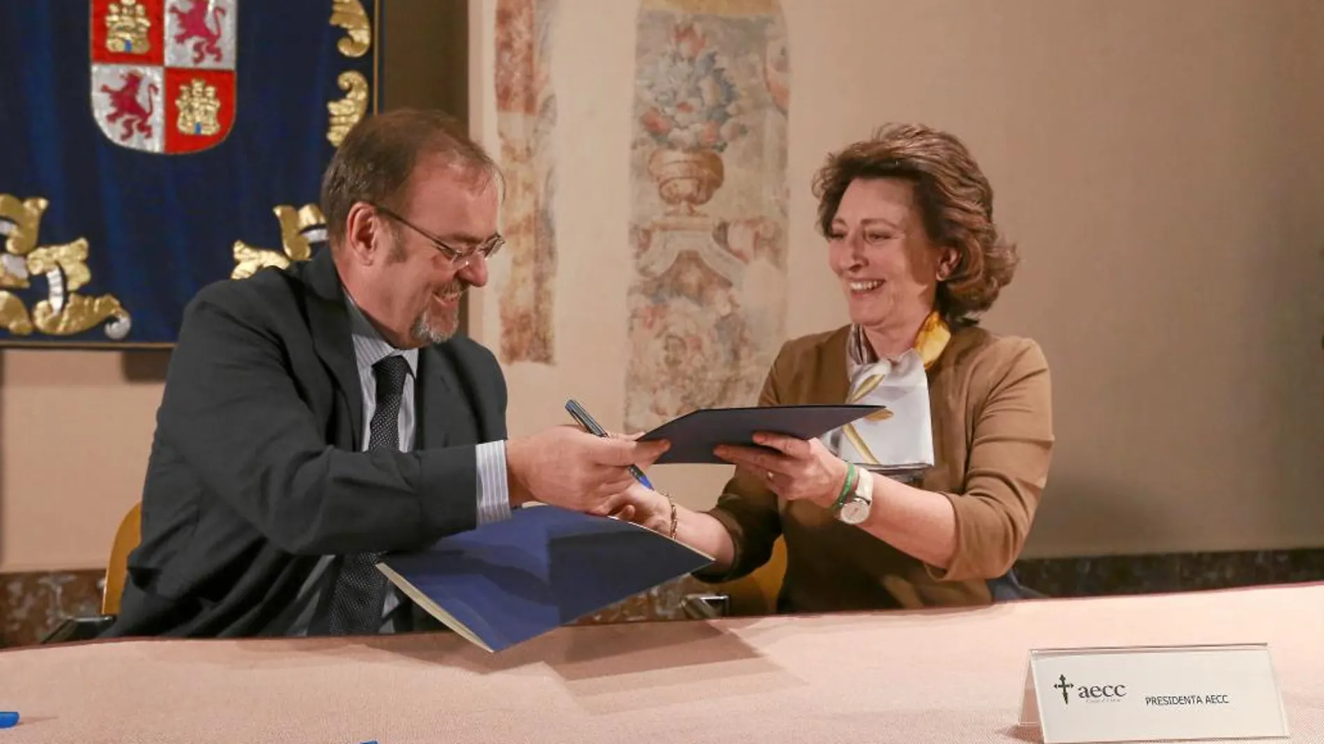 El consejero de Educación, Fernando Rey, firma el convenio con Isabel Oriol