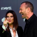 Laura Pausini junto a Biagio Antonacci justo antes de recoger su premio en la Gala de la XXIII edición de los Premios de la Cadena Dial