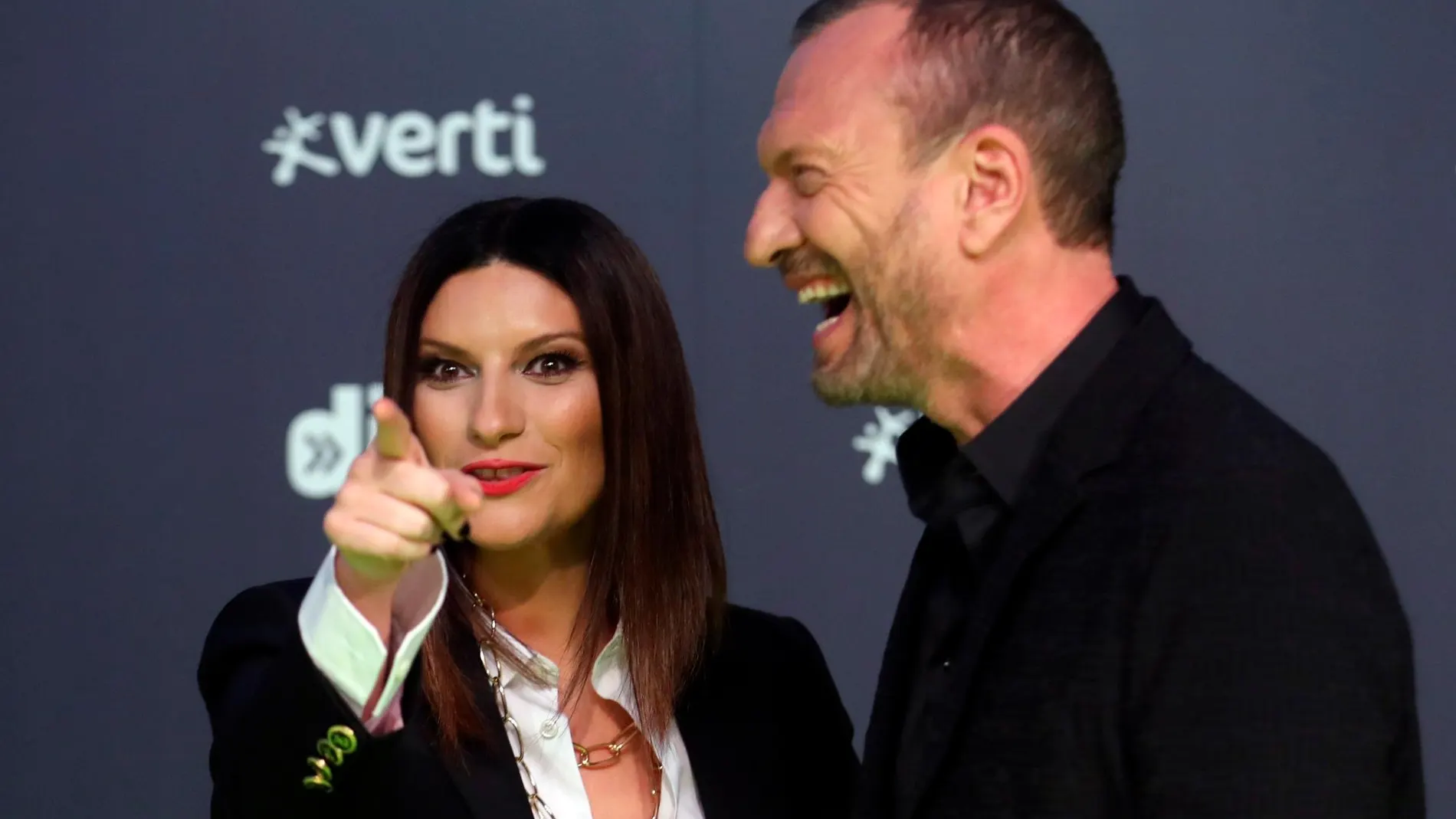 Laura Pausini junto a Biagio Antonacci justo antes de recoger su premio en la Gala de la XXIII edición de los Premios de la Cadena Dial