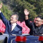 El presidente surcoreano, Moon Jae-in, junto al líder norcoreano, Kim Jong-un, saludan desde un coche en Pyongyang / Foto: Ap