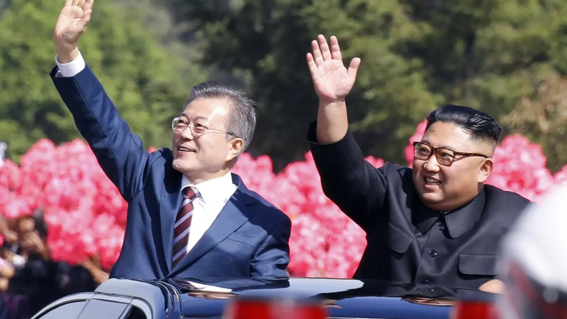 El presidente surcoreano, Moon Jae-in, junto al líder norcoreano, Kim Jong-un, saludan desde un coche en Pyongyang / Foto: Ap
