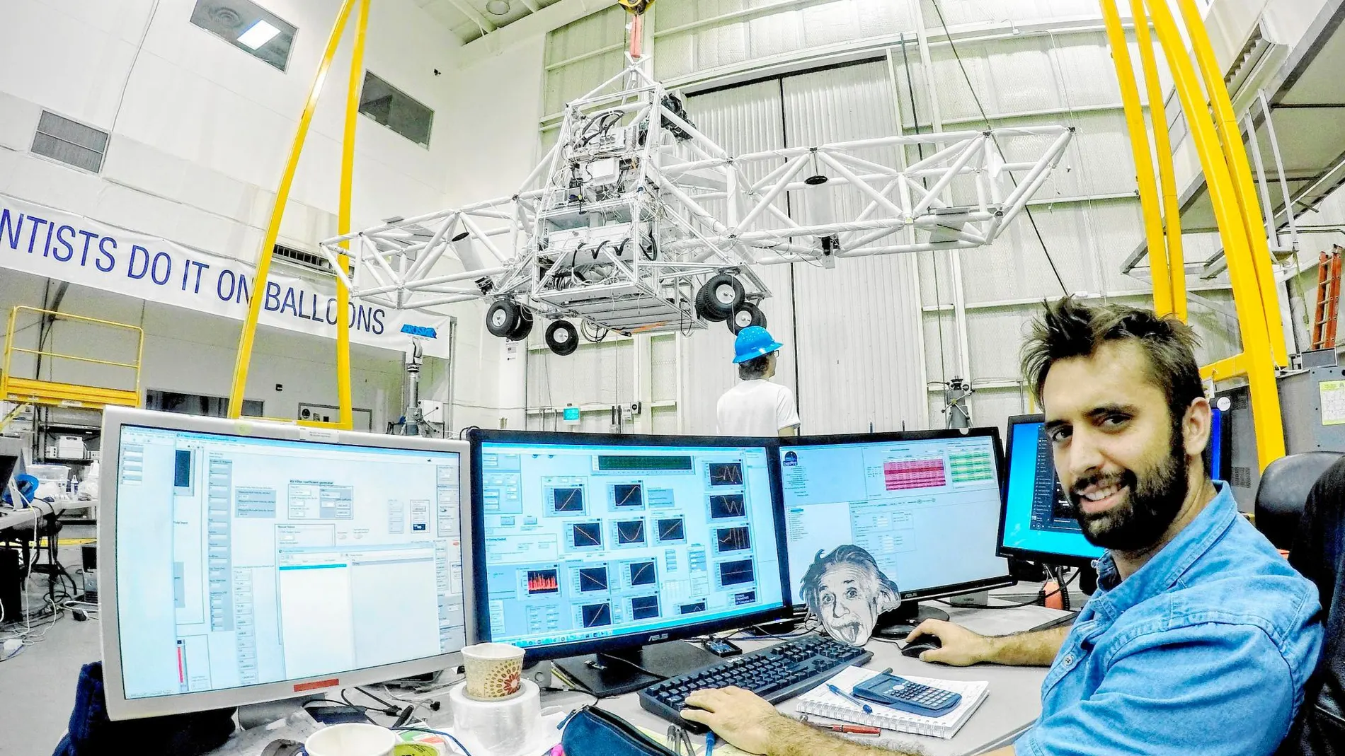Jordi Vila posa en su lugar de trabajo. Participa en el proyecto Hirmes, telescopio infrarrojo de alta resolución
