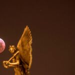 Eclipse lunar total visto desde Praga (República Checa). EFE