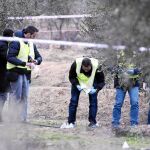 Agentes de los Mossos d’Esquadra, investigando el lugar de los hechos.
