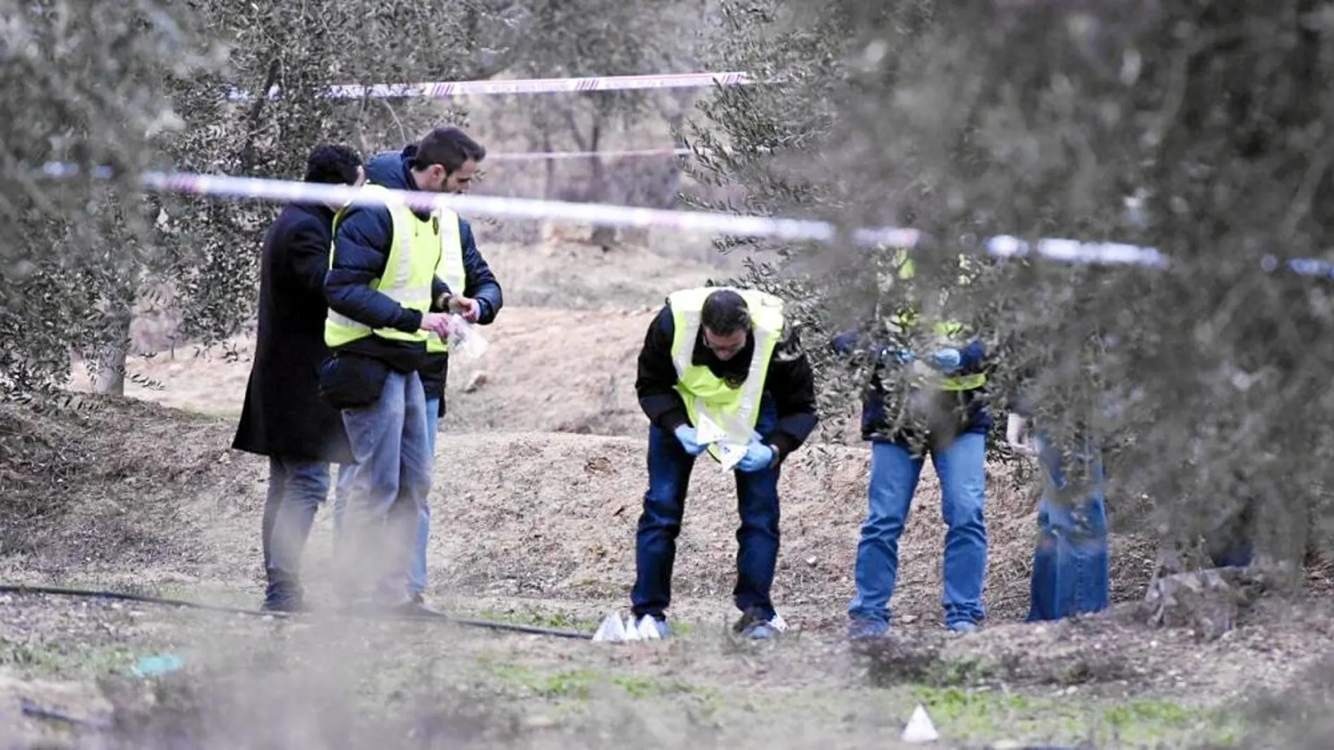 Agentes de los Mossos d’Esquadra, investigando el lugar de los hechos.