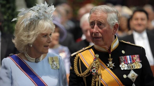 El príncipe Carlos de Inglaterra y su mujer, Camila duquesa de Cornualles, en la investidura del rey Guillermo Alejandro