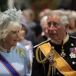 El príncipe Carlos de Inglaterra y su mujer, Camila duquesa de Cornualles, en la investidura del rey Guillermo Alejandro