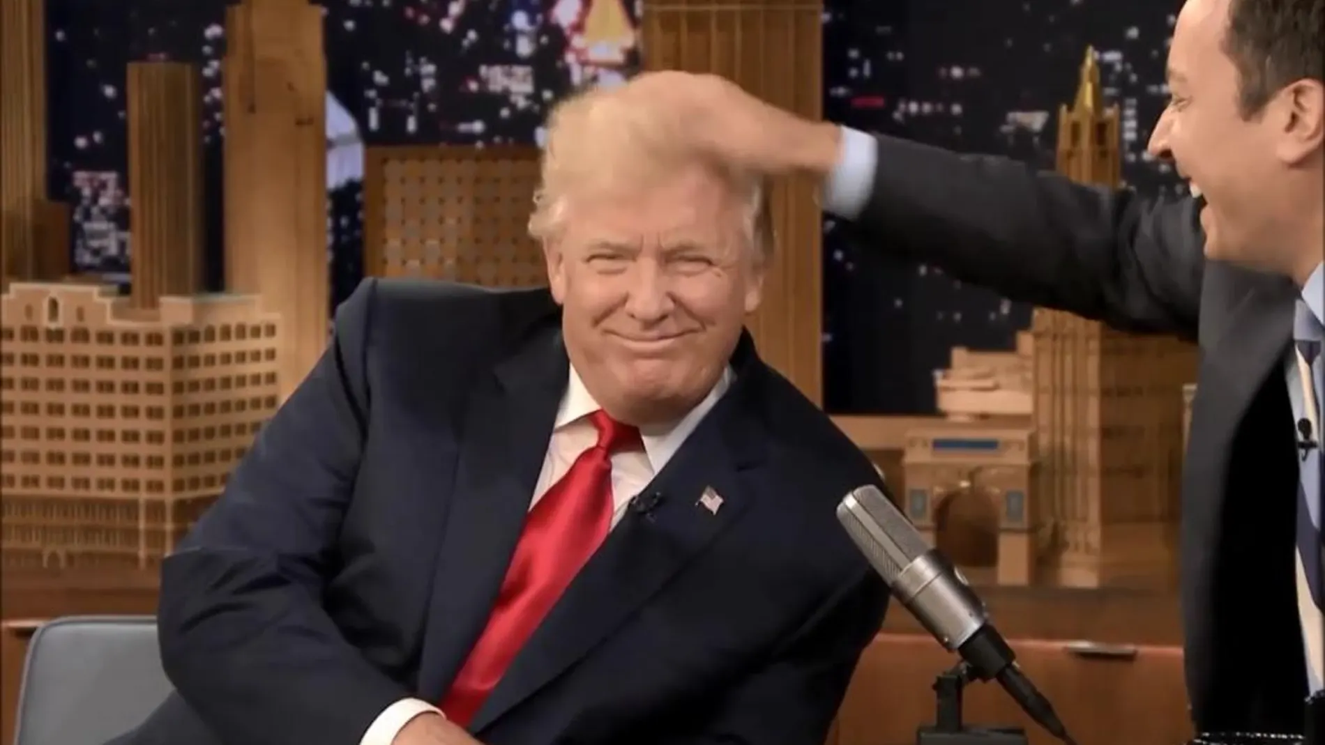 Donald Trump demuestra que su pelo es natural... y que se despeina