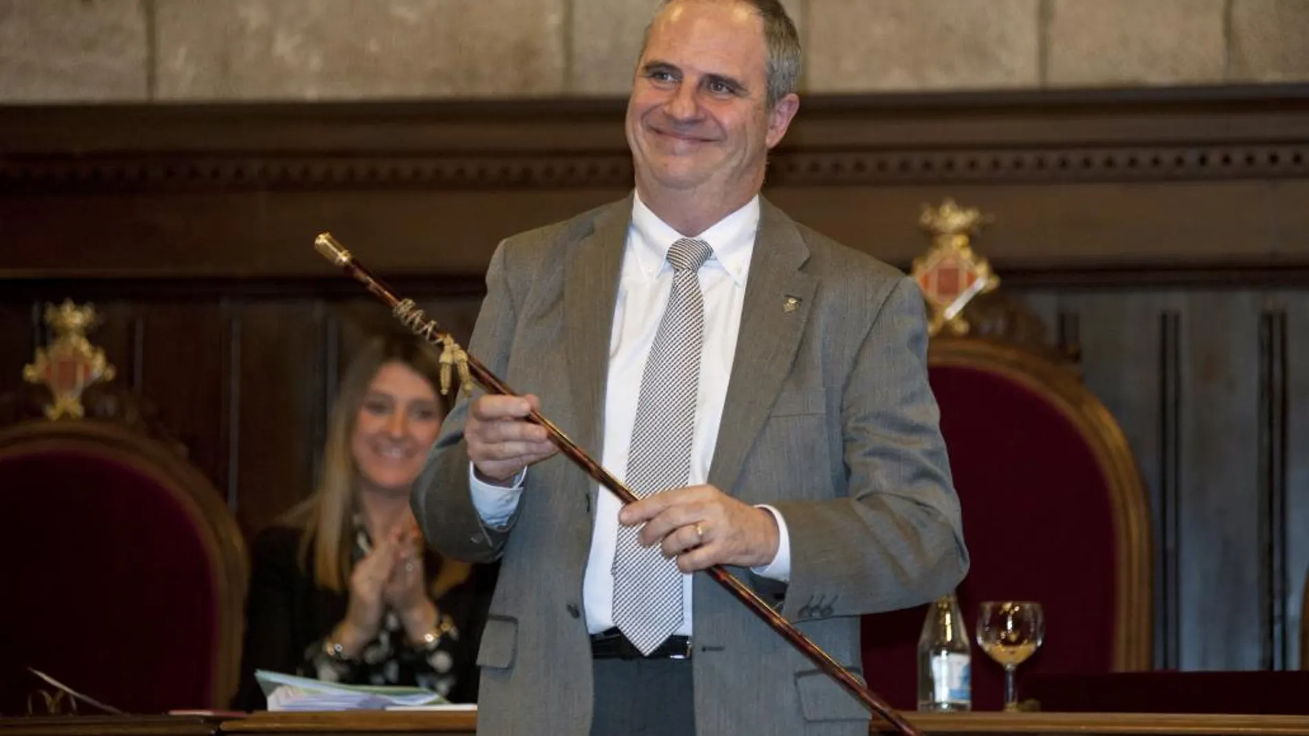 El convergente Albert Ballesta con el bastón de mando, tras ser nombrado nuevo alcalde de Girona