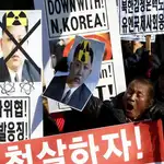 Varios surcoreanos gritan eslóganes en Seúl, Corea del Sur, el 7 de enero del 2016, durante las protestas contra la prueba nuclear que ejecutó ayer Corea del Norte