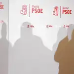  Los barones del PSOE «dejarán hacer» a Sánchez hasta que se «abrase»