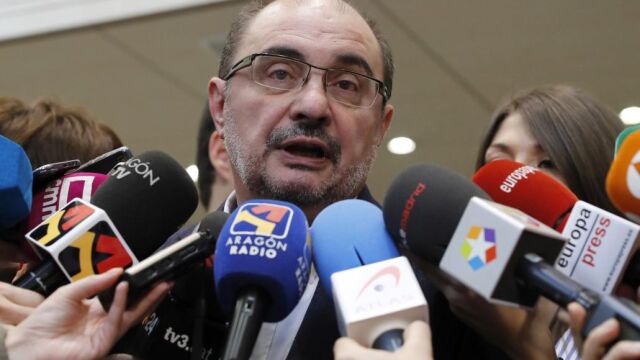 El líder del PSOE de Aragón, Javier Lambán, atiende a los medios al término de la reunión que el Comité Federal del PSOE ha celebrado hoy en la sede de Ferraz