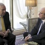 El ministro español de Asuntos Exteriores, José Manuel García-Margallo (i), conversa con el coordinador especial de Naciones Unidas para el Líbano, Derek Plumbly (d)