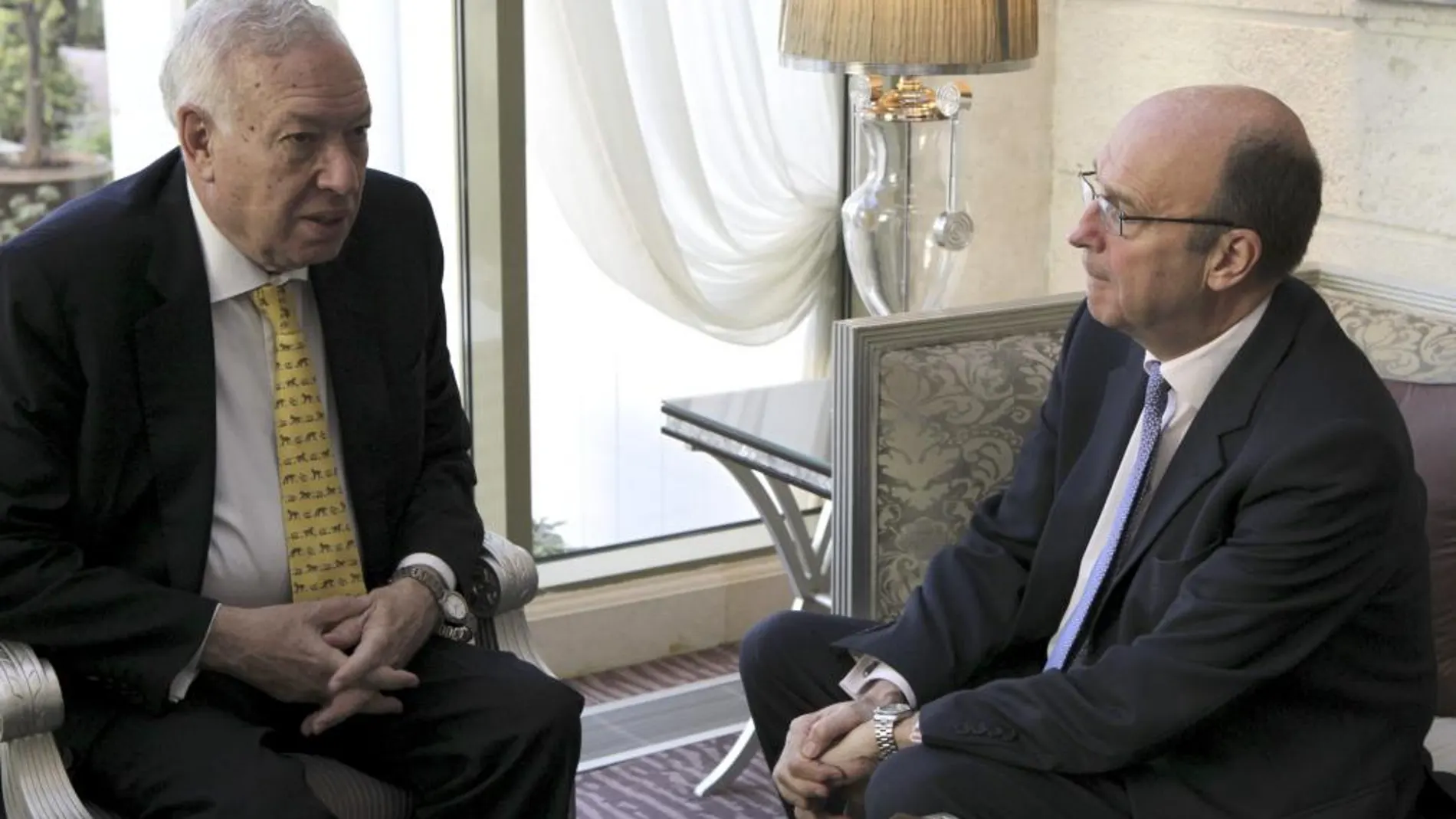 El ministro español de Asuntos Exteriores, José Manuel García-Margallo (i), conversa con el coordinador especial de Naciones Unidas para el Líbano, Derek Plumbly (d)