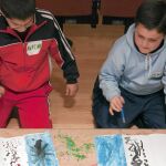 Dos niños participan en un taller de pintura