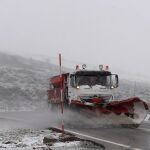 Un máquina quitanieves limpia la carretera CA-183, en Alto Campoo (Cantabria), donde ha caído la primera nevada de la temporada en la comunidad cántabra