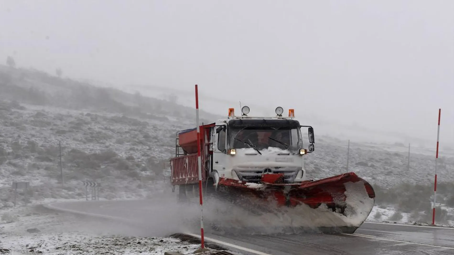 Un máquina quitanieves limpia la carretera CA-183, en Alto Campoo (Cantabria), donde ha caído la primera nevada de la temporada en la comunidad cántabra