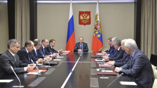 El presidente ruso, Vladimir Putin durante una reunión con miembros de seguridad.