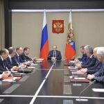 El presidente ruso, Vladimir Putin durante una reunión con miembros de seguridad.