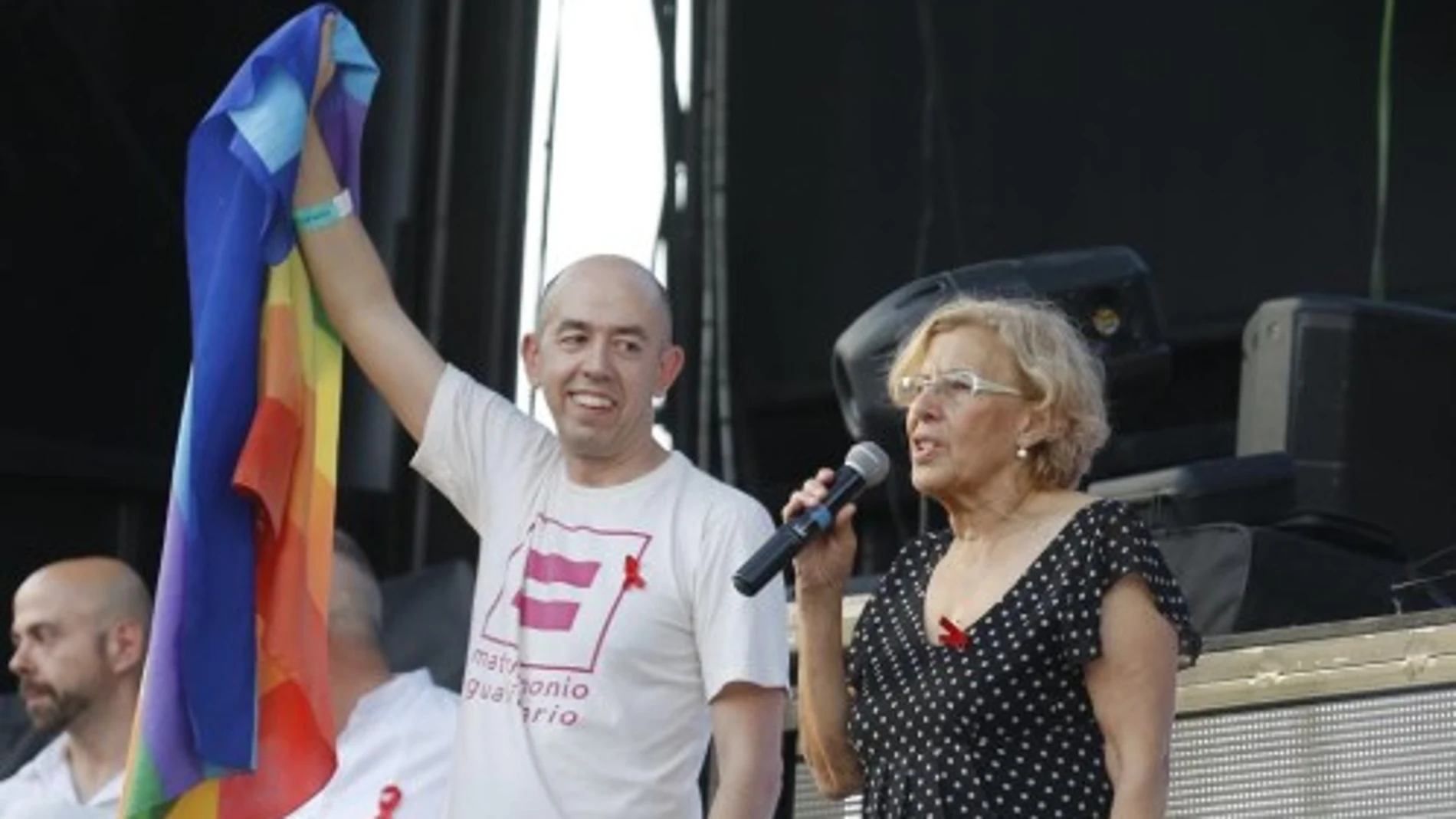 Piden explicaciones a Carmena por una canción homófoba
