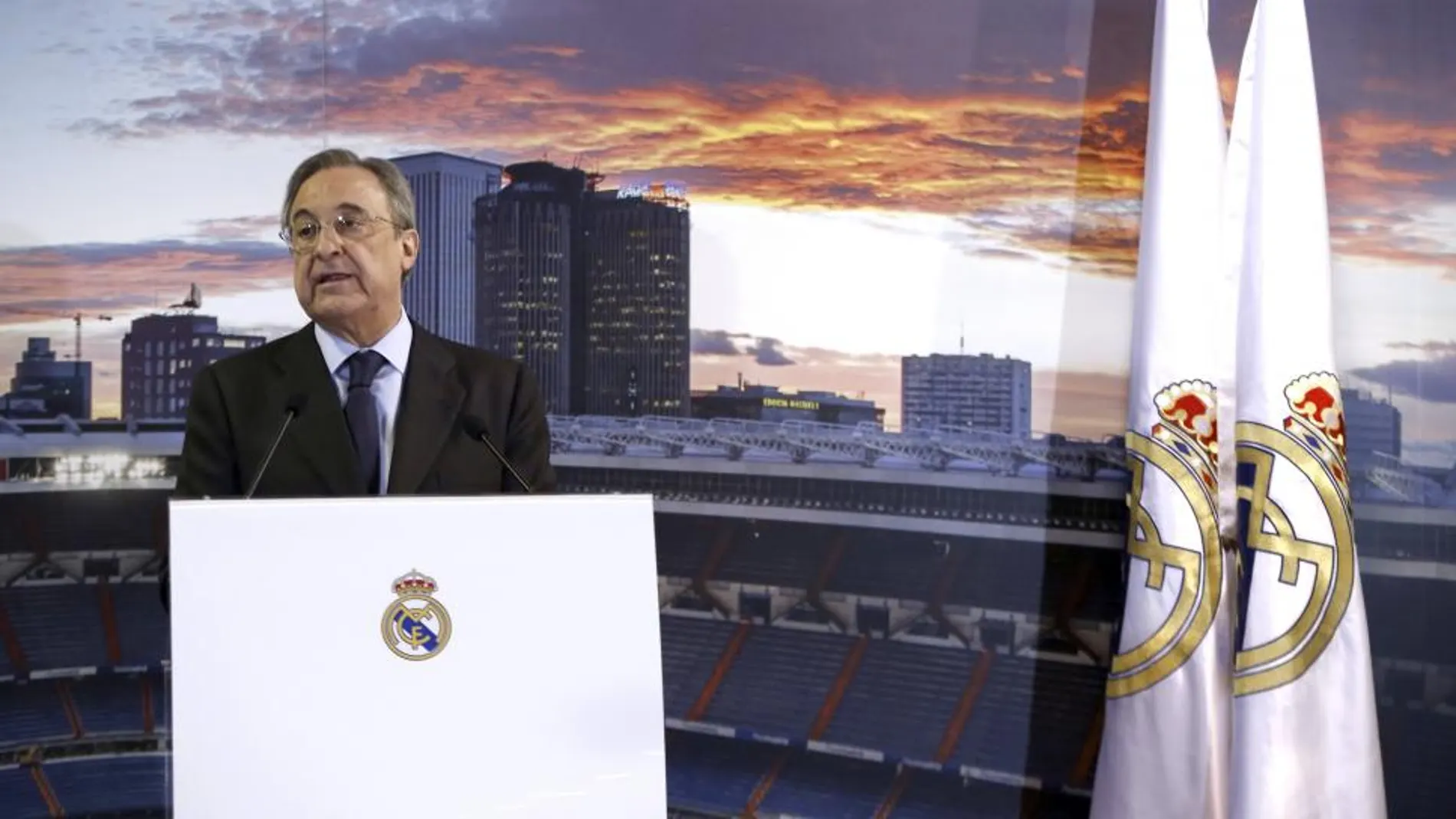 El presidente del Real Madrid, Florentino Pérez, interviene durante el tradicional almuerzo de Navidad ofrecido a los medios de comunicación