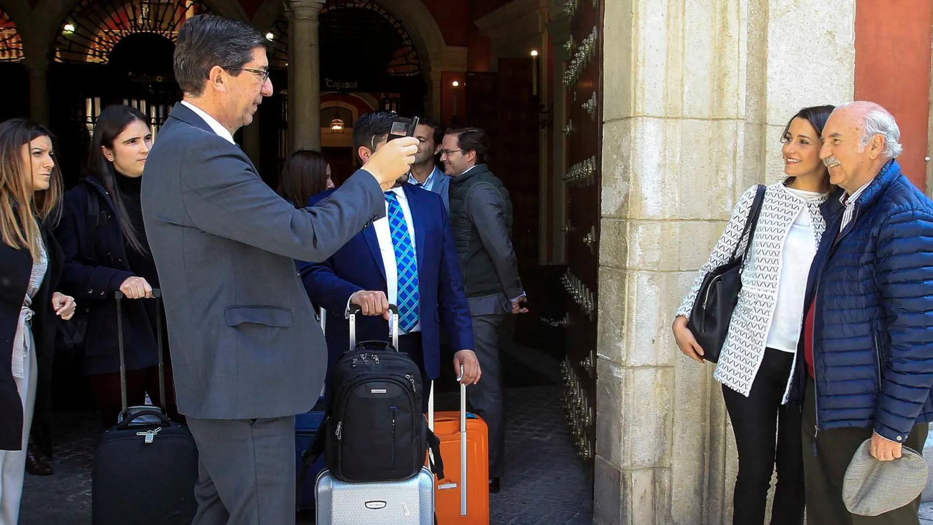 Juan Marín fotografía a Inés Arrimadas junto a ciudadanos que la abordaron en Sevilla / Foto: Manuel Olmedo