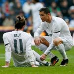 Los jugadores del Real Madrid Cristiano Ronaldo y Gareth Bale durante su partido ante el Sporting