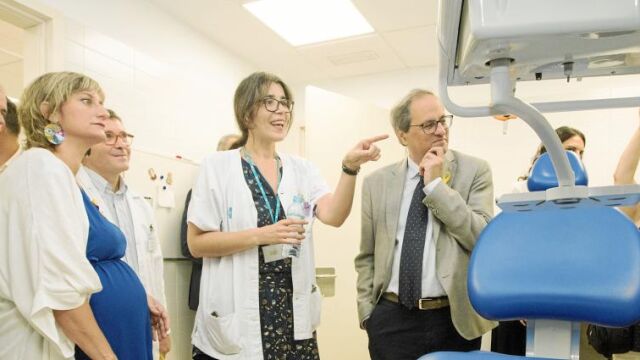 El president de la Generalitat inauguró ayer el mayor centro de salud primaria de Cataluña en La Mina, que dispone de asistencia social y médica, aunque hace un año que funciona