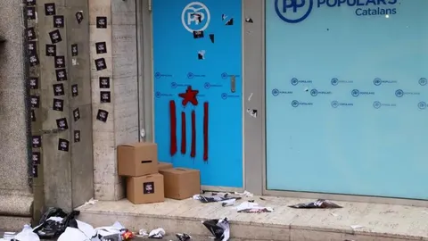 Fotografía facilitada por el PPC de la fachada de la sede central del PP catalán en Barcelona, tras el asalto