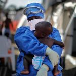 Personal sanitario atendiendo a un bebé enfermo de ébola