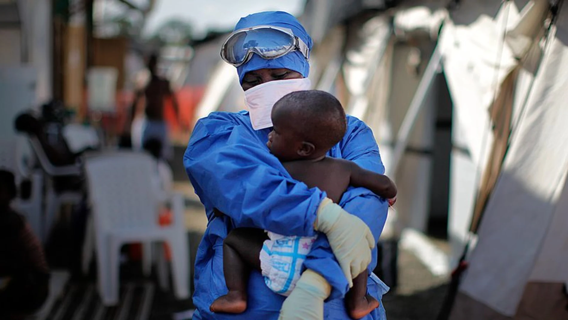 Personal sanitario atendiendo a un bebé enfermo de ébola