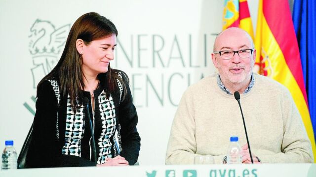 La consellera de Sanidad, Carmen Montón, ayer con el conseller de Transparencia, Manuel Alcaraz