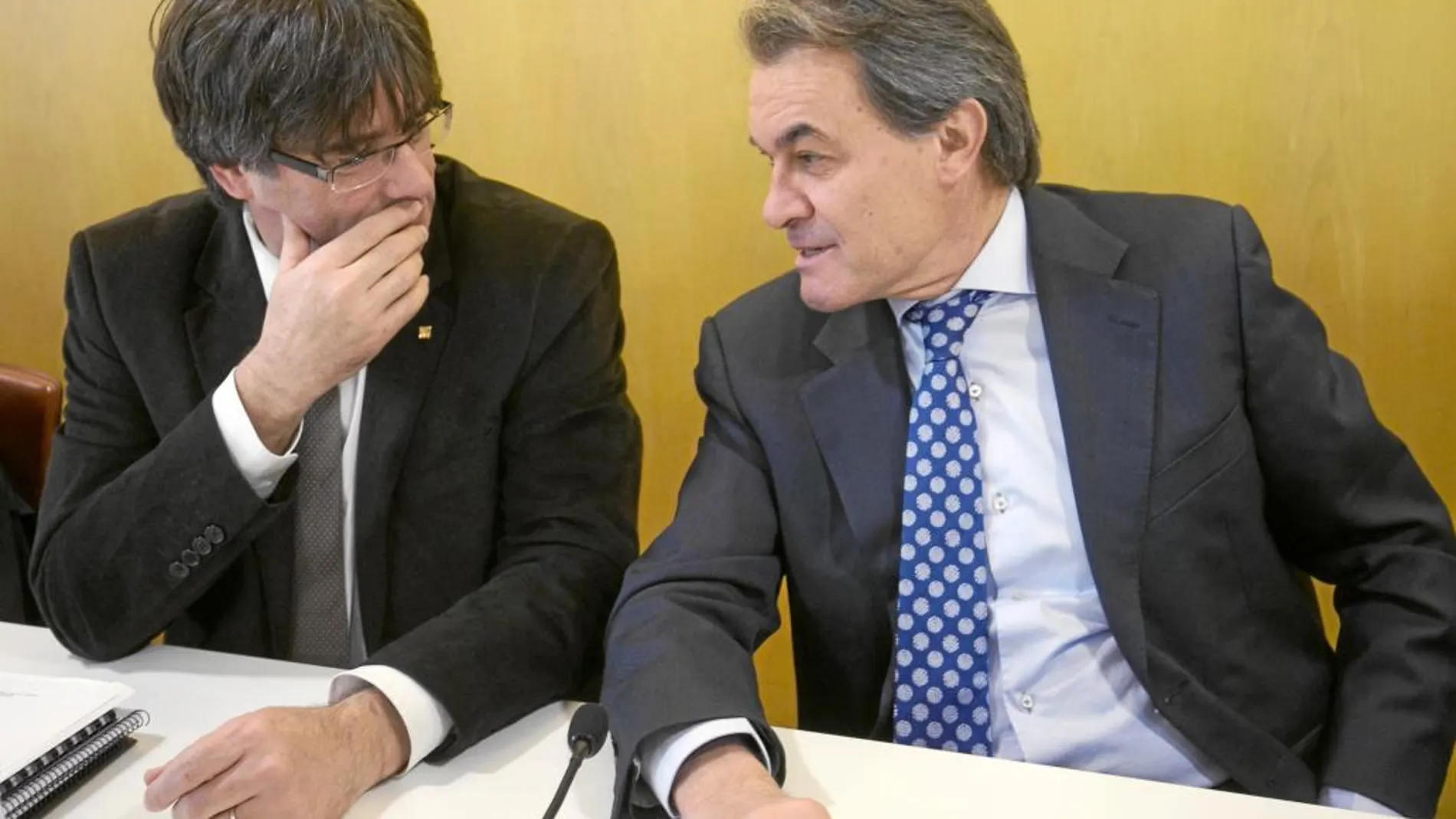 Carles Puigdemont y Artur Mas, ayer, durante la reunión ejecutiva de CDC celebrada en Barcelona