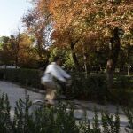 Un ciclista apura las últimas horas del verano en el parque del Retiro (Madrid), antes de que empiece el otoño mañana, 22 de septiembre.